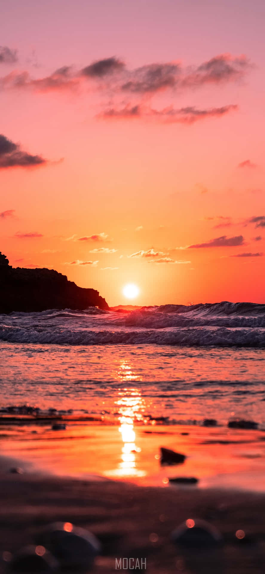 Un'albabaciata Dal Sole Su Una Spiaggia, Perfetta Per Uno Sfondo Iphone Panoramico Sfondo