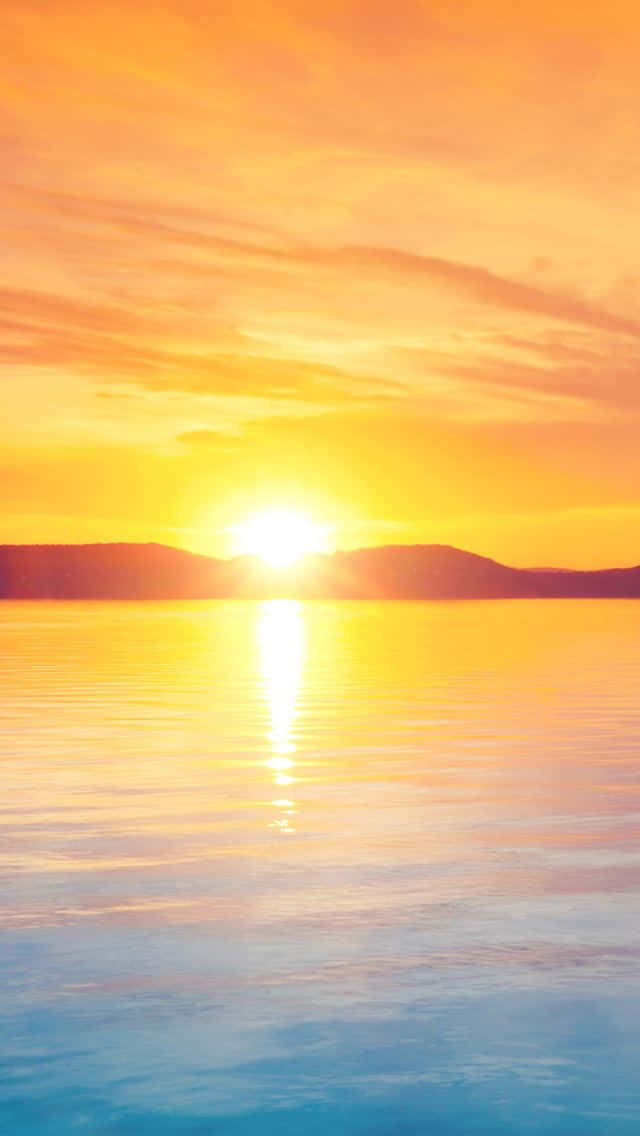 Erlebensie Den Sonnenaufgang Im Stil Mit Einem Sonnenaufgangs-iphone Wallpaper