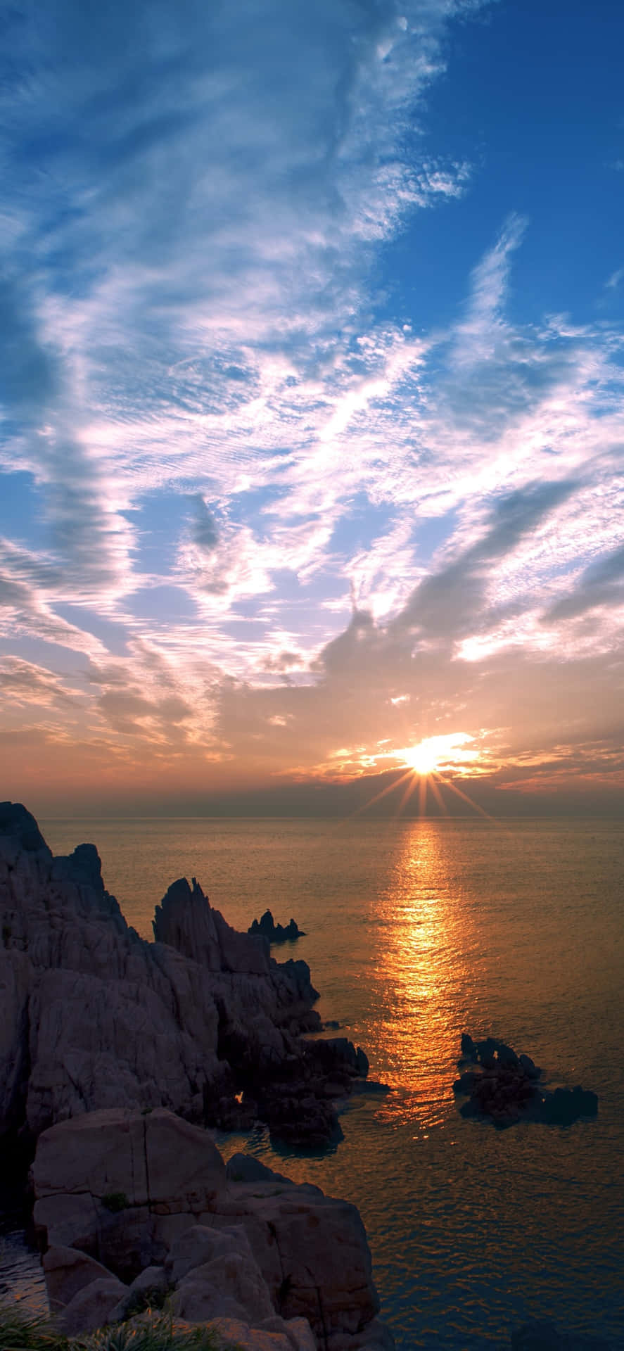 Take in the beauty of the rising sun with your iphone Wallpaper