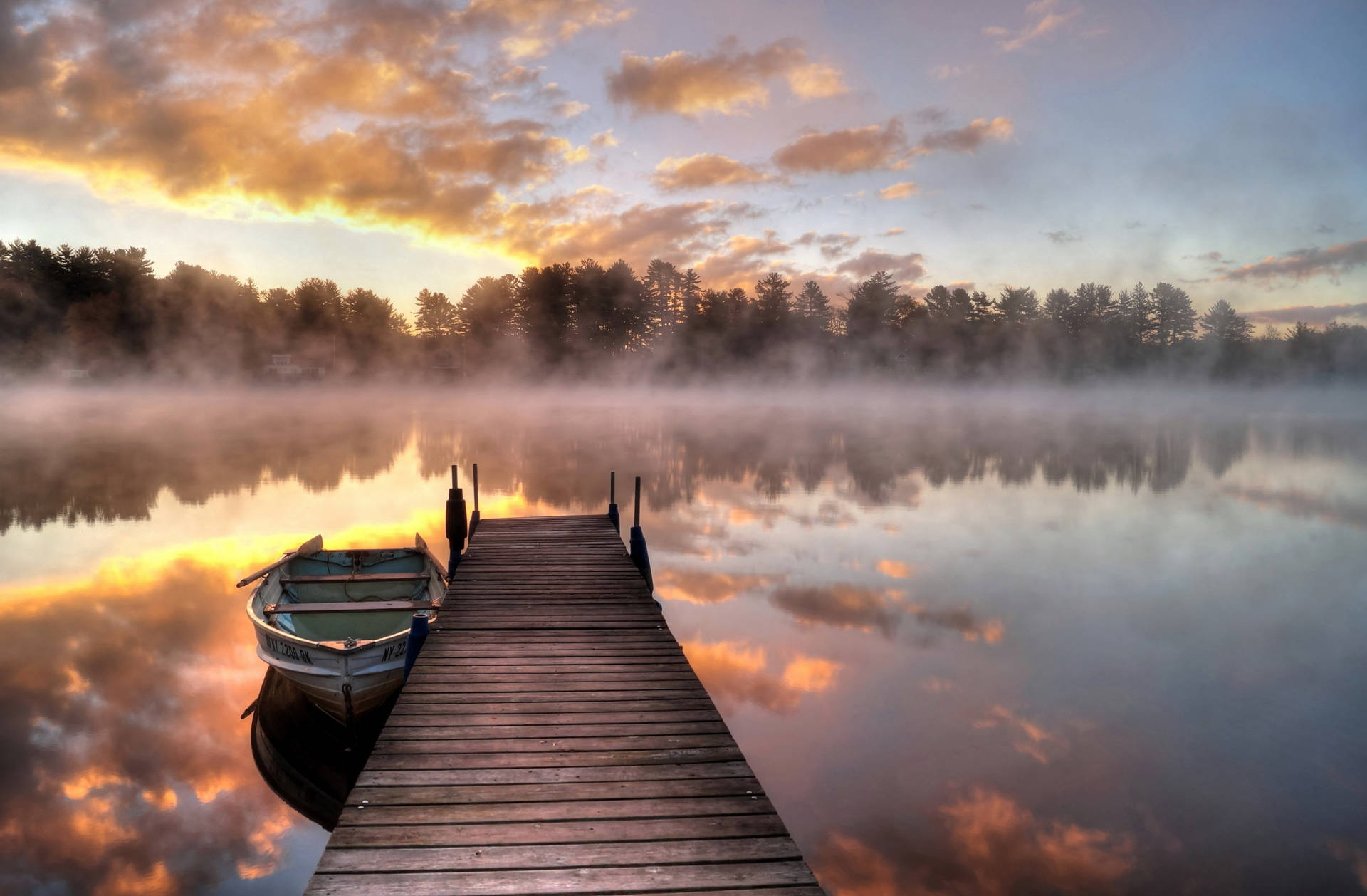– solopgang på bådebroen til søen Wallpaper