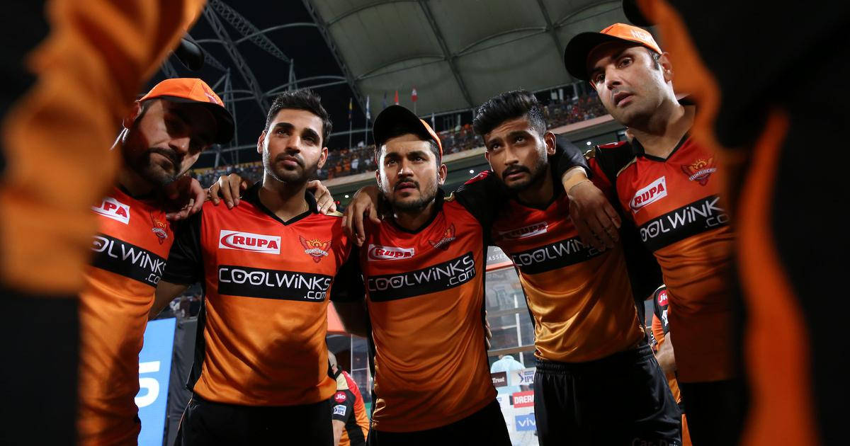 Sunrisers Hyderabad Players In A Huddle Wallpaper