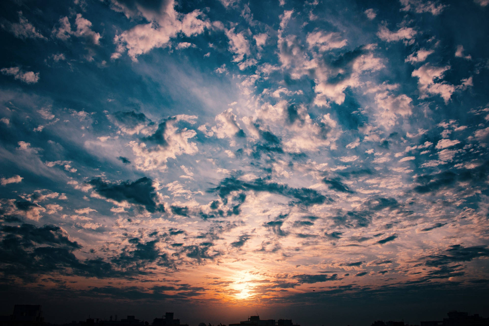 Fondode Pantalla De Computadora/móvil: Estética Del Atardecer Con Nubes. Fondo de pantalla