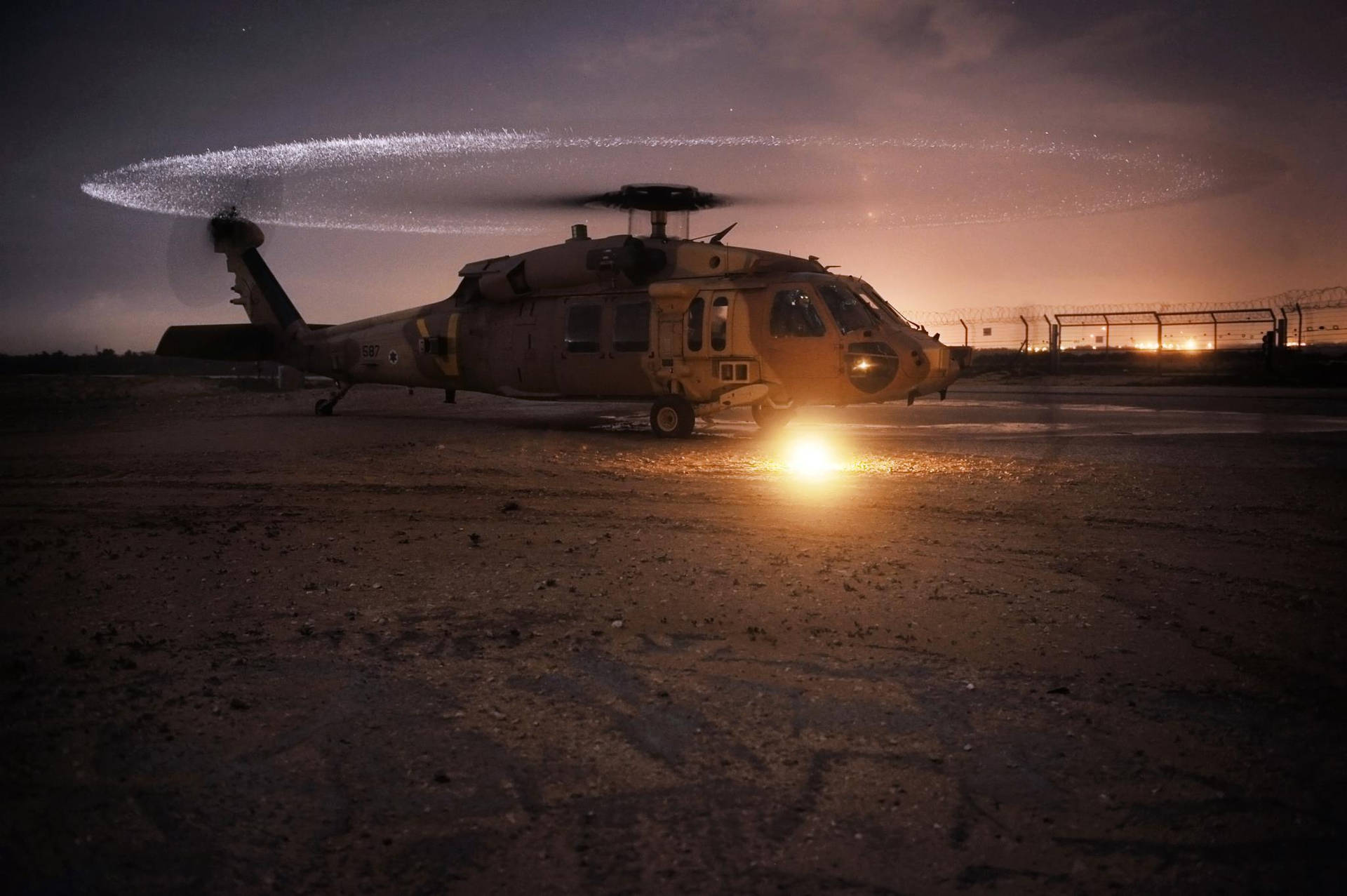 Sonnenuntergangund Black Hawk Hubschrauber In 4k Wallpaper