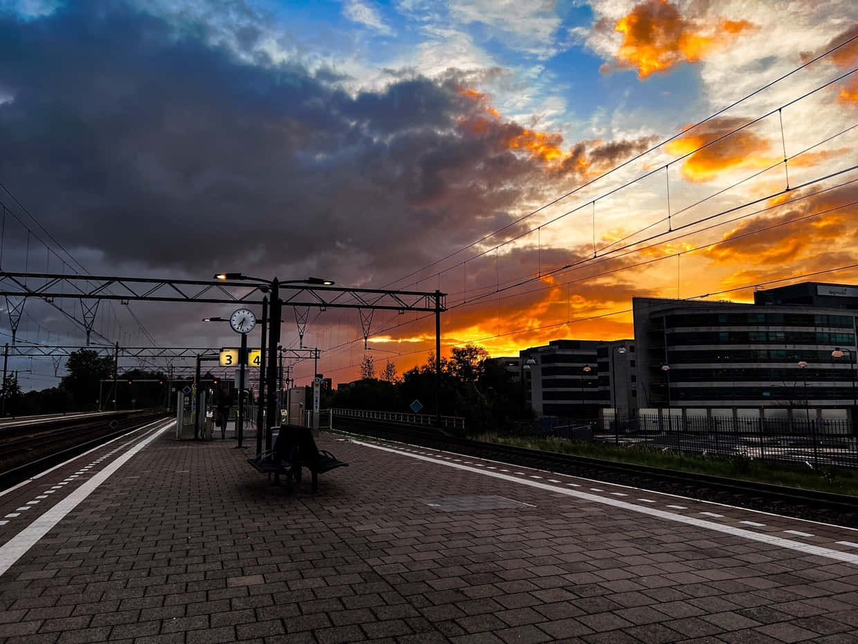 Zonsondergang_ Bij_ Hoofddorp_ Station_ Nederland Achtergrond