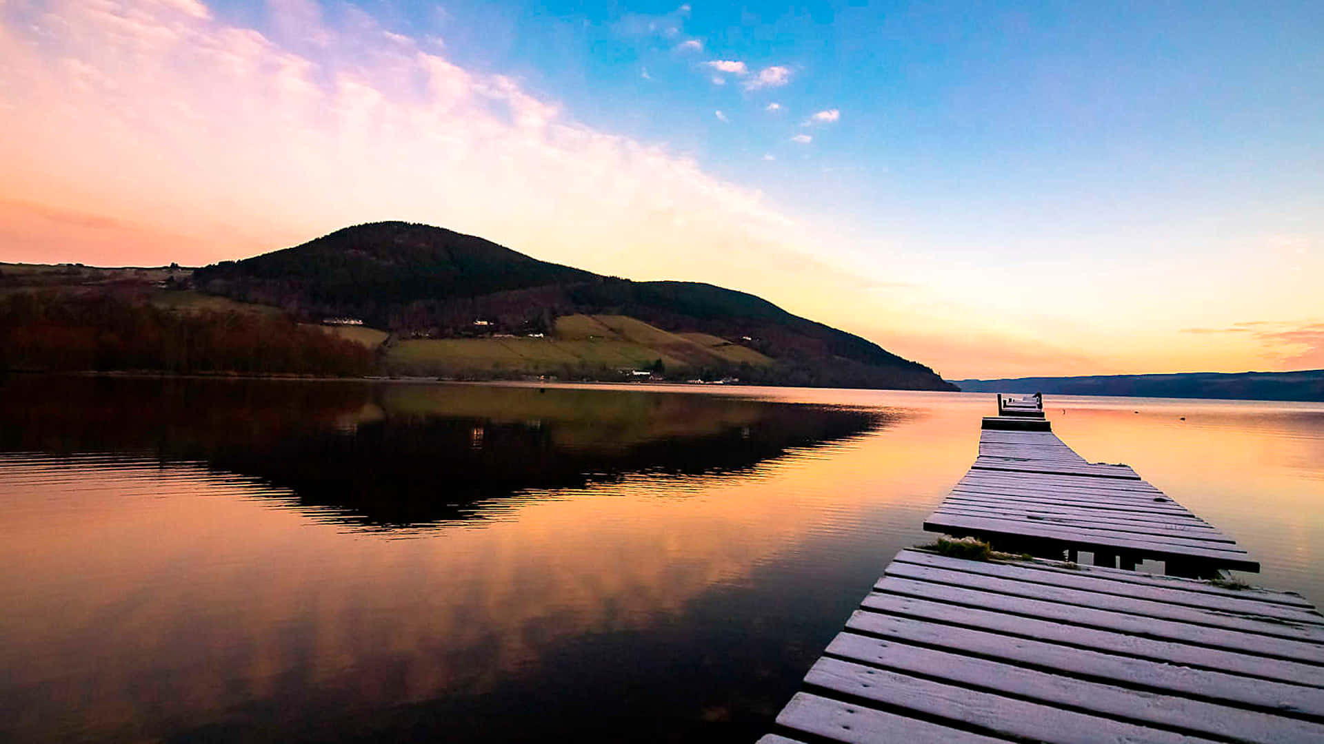 Puestade Sol En El Lago Loch Ness Fondo de pantalla