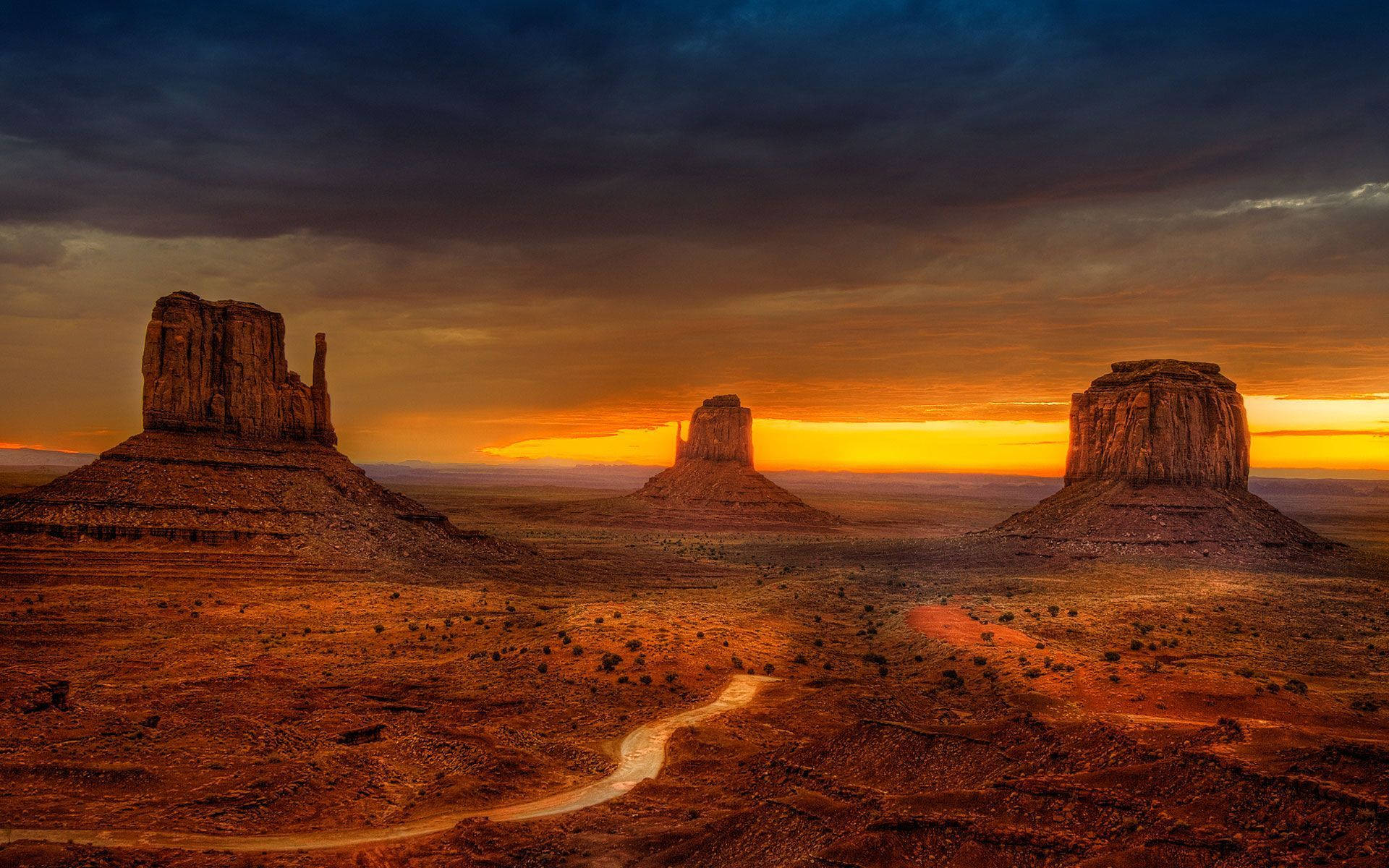 Solnedgångvid Monument Valley. Wallpaper