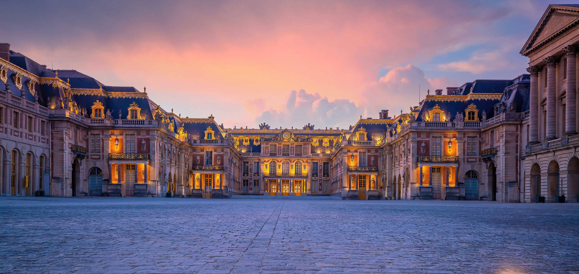 Sonnenuntergangim Marmorhof Des Schlosses Von Versailles Wallpaper