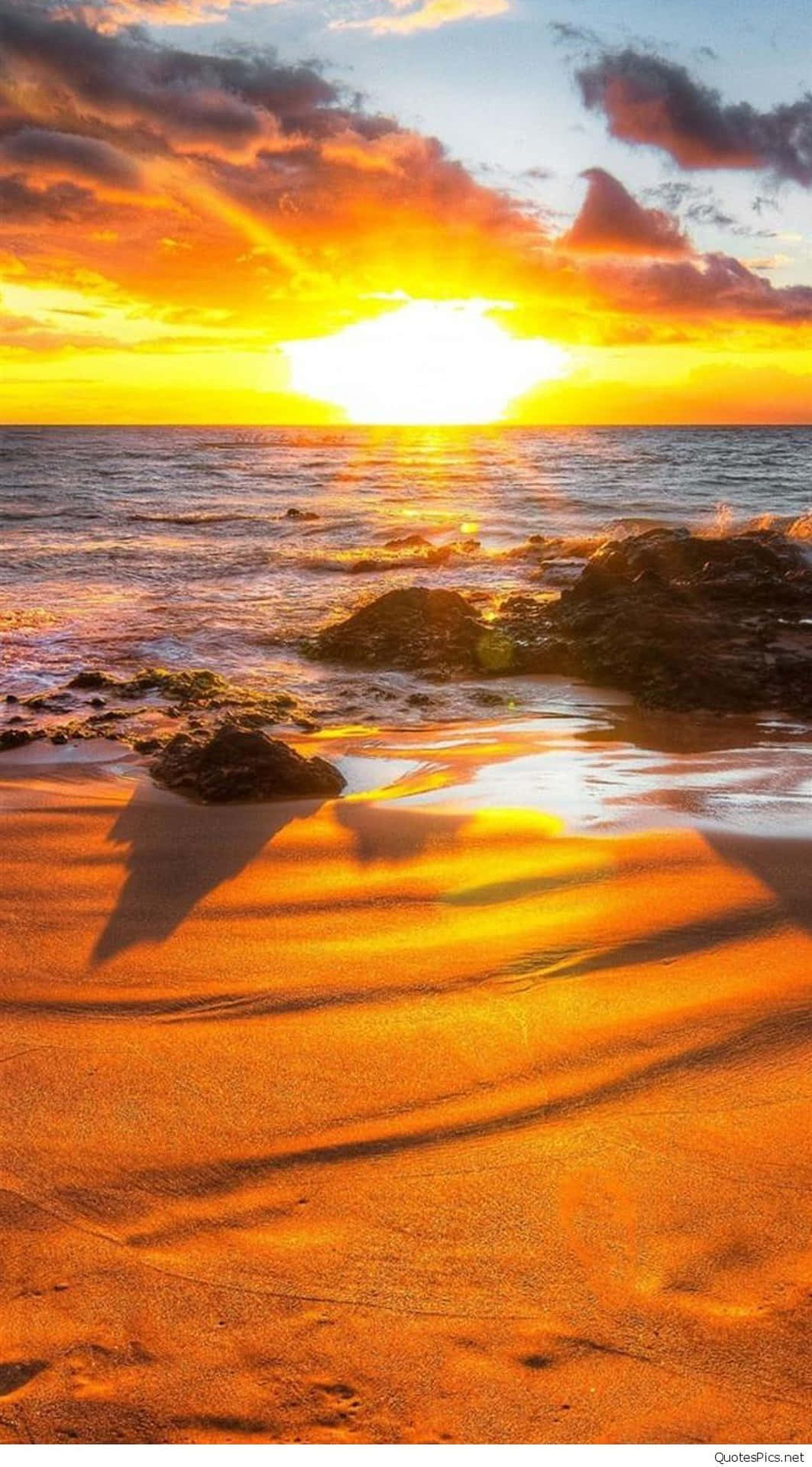 Goldenesonnenuntergänge: Genieße Die Wunderschönen Farben Jeder Abend Am Sunset Beach! Wallpaper