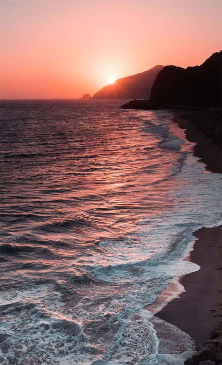 Einstrand Mit Wellen Und Einem Sonnenuntergang Wallpaper