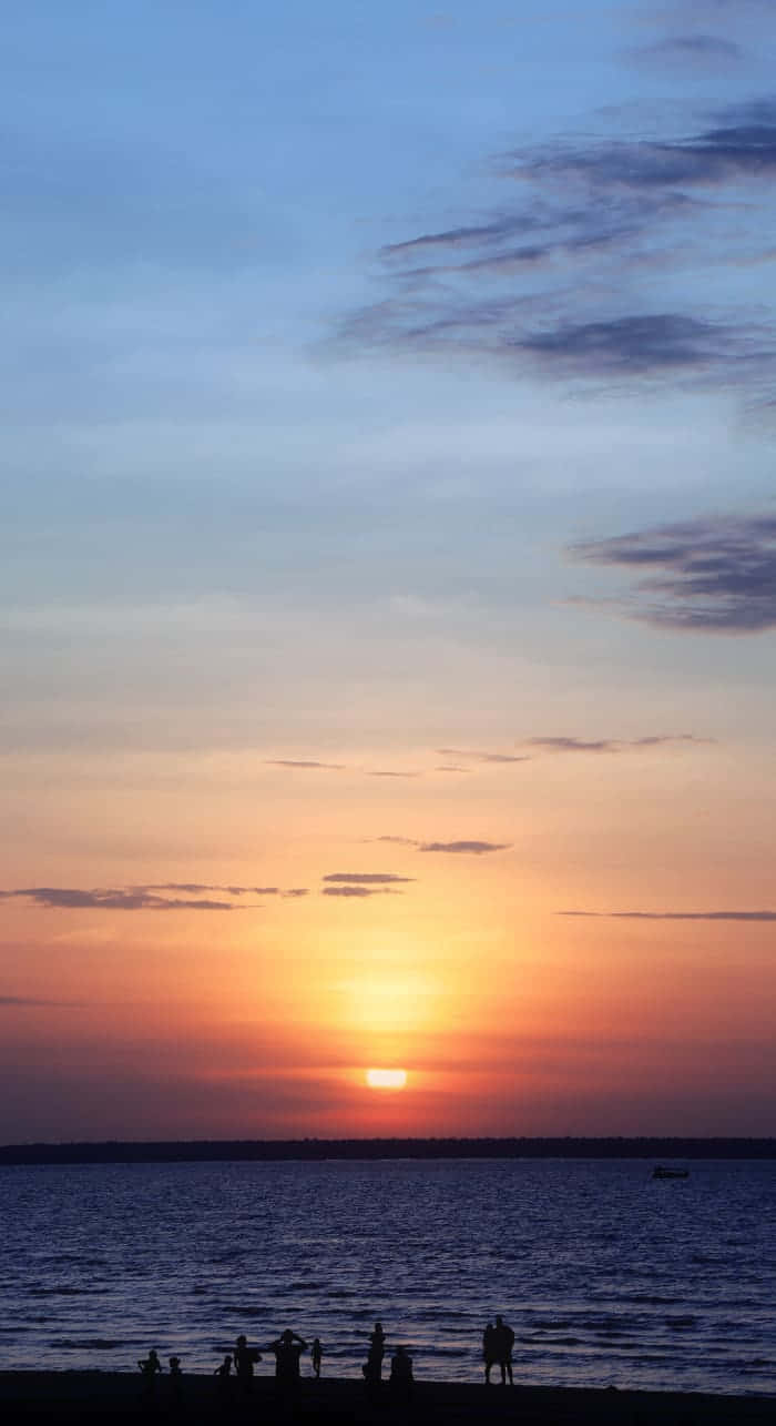 Assistao Pôr-do-sol Sobre A Paisagem Praiana Pitoresca. Papel de Parede