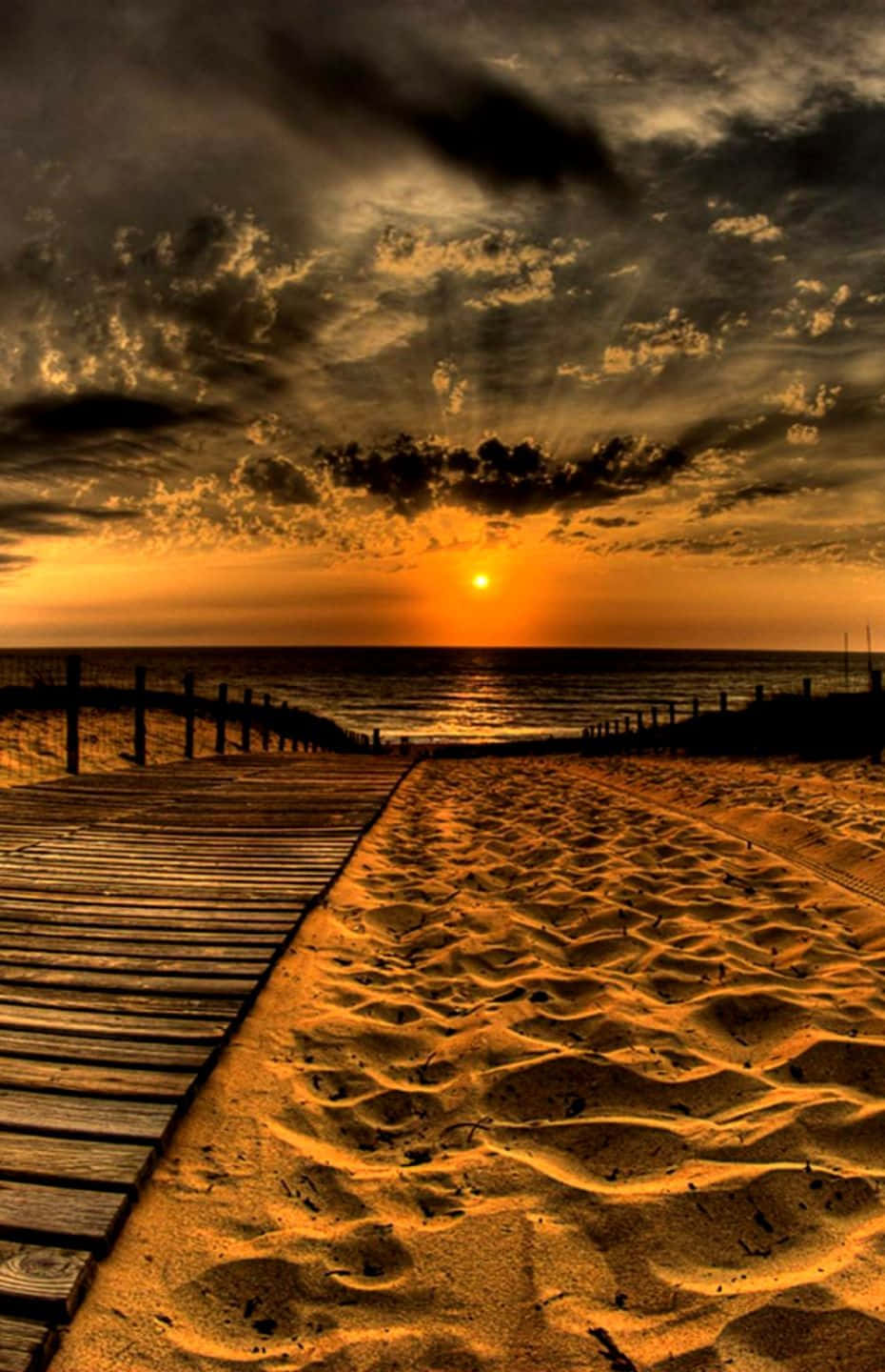 Genießeden Wunderschönen Blick Auf Den Sonnenuntergang Am Strand Mit Deinem Brandneuen Iphone Wallpaper
