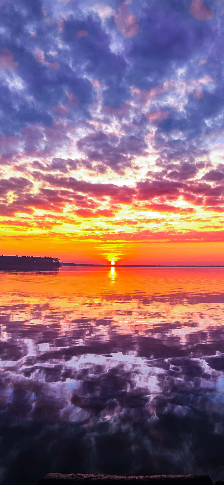 Entkommedem Hektischen Stadtleben Und Erlebe Die Schönheit Des Sonnenuntergangs Am Strand Mit Deinem Iphone. Wallpaper