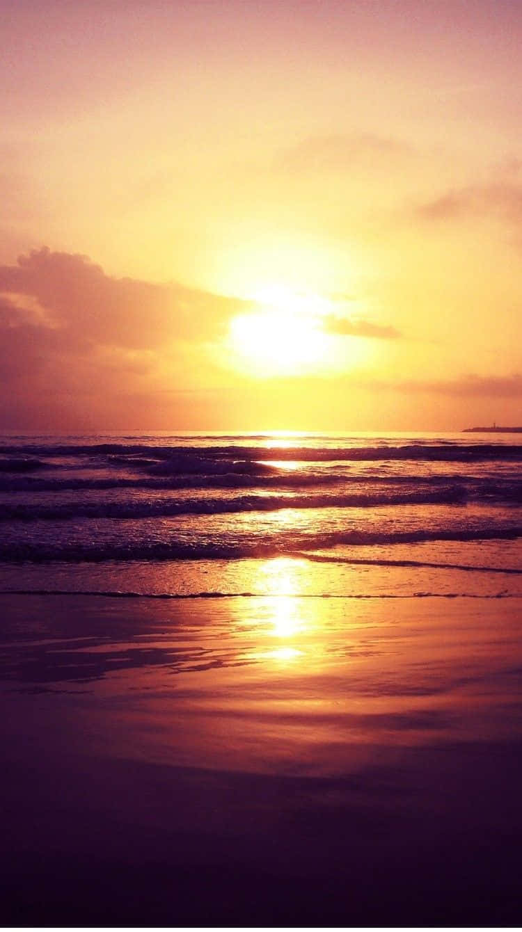 Genießedie Schönheit Eines Atemberaubenden Sonnenuntergangs Mit Deinem Iphone Am Strand. Wallpaper