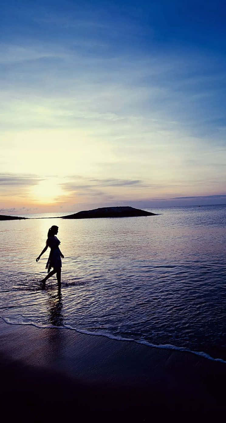 Genießensie Den Wunderschönen Sonnenuntergang Am Strand Auf Ihrem Iphone. Wallpaper