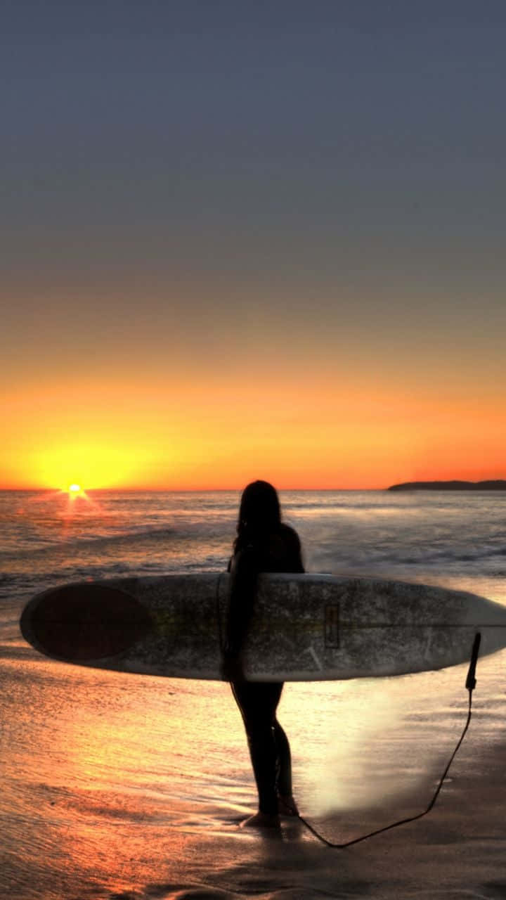 Solnedgångsstrandcool Surfingbild.