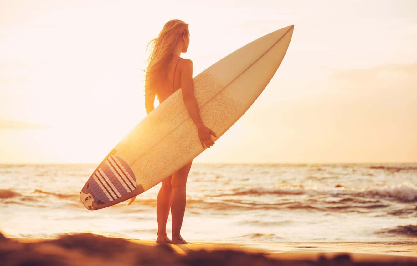 Immaginecool Di Un Surfista Sulla Spiaggia Al Tramonto