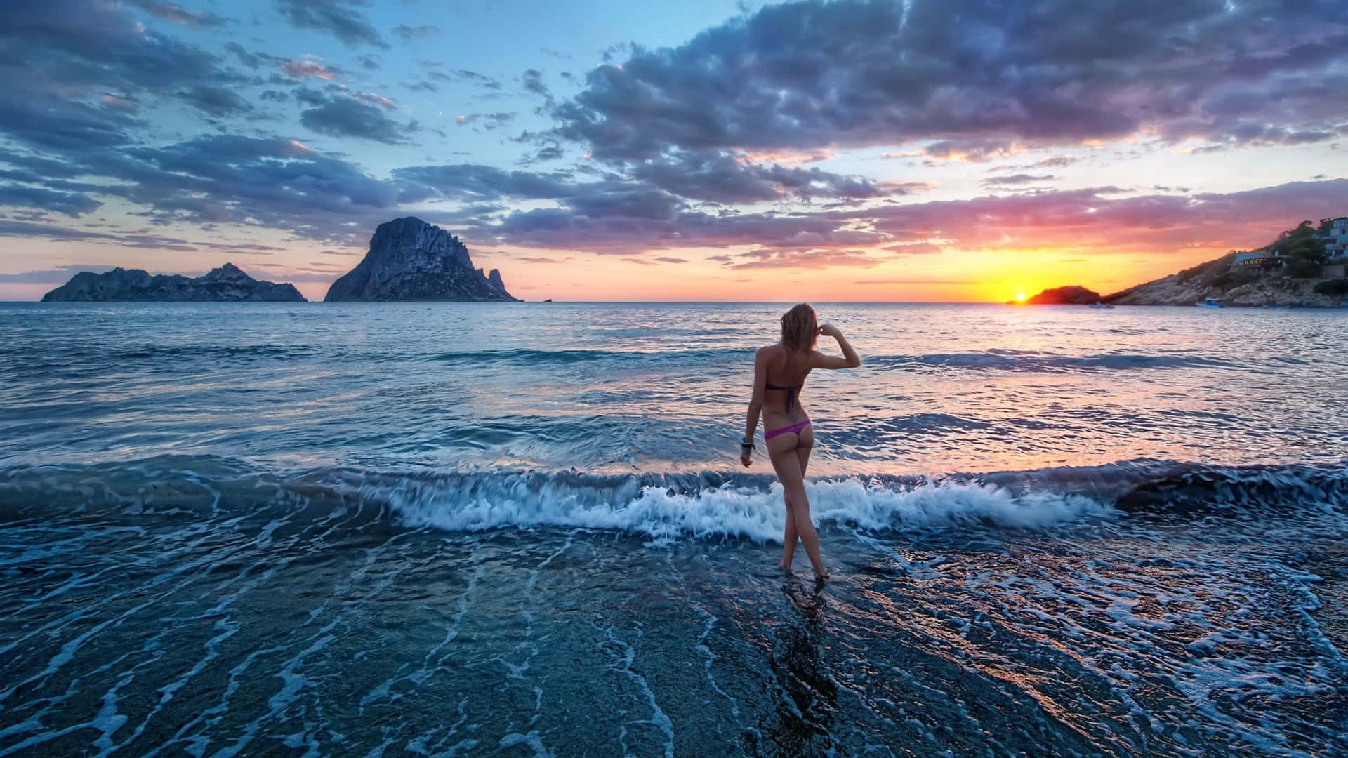 Bildmit Sonnenuntergang, Blauem Wasser Und Strand