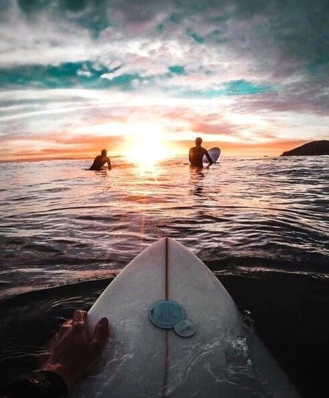 Solnedgångsstrandvänner Surfning Bild.