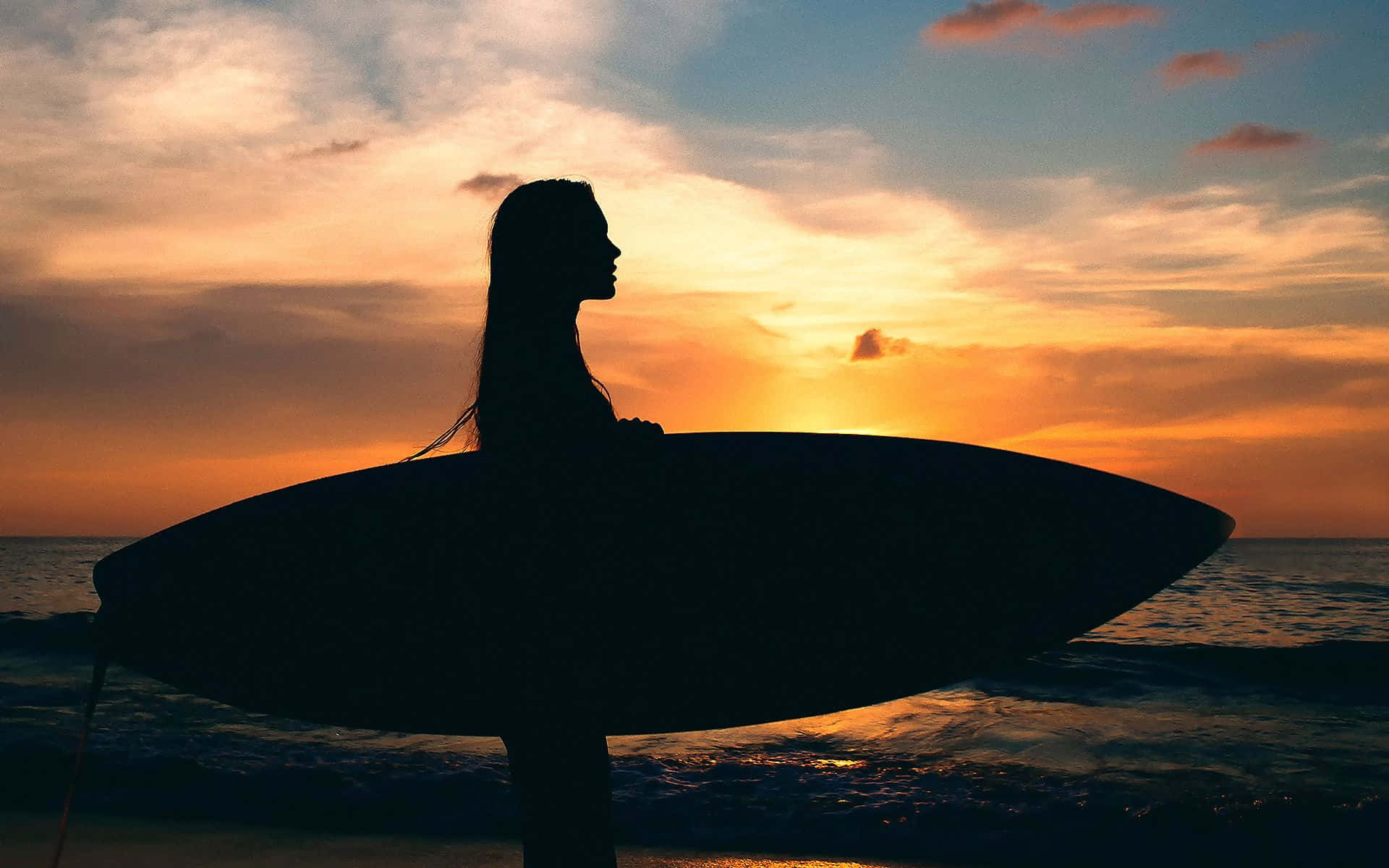 Bildeines Surfers Mit Silhouette Am Strand Bei Sonnenuntergang.