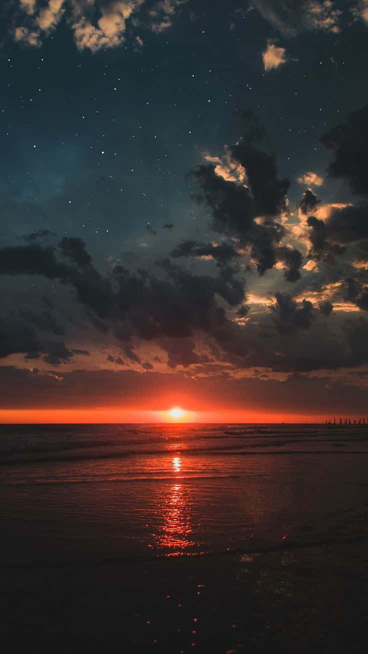 Imagende La Playa Al Atardecer Con Cielo Oscuro