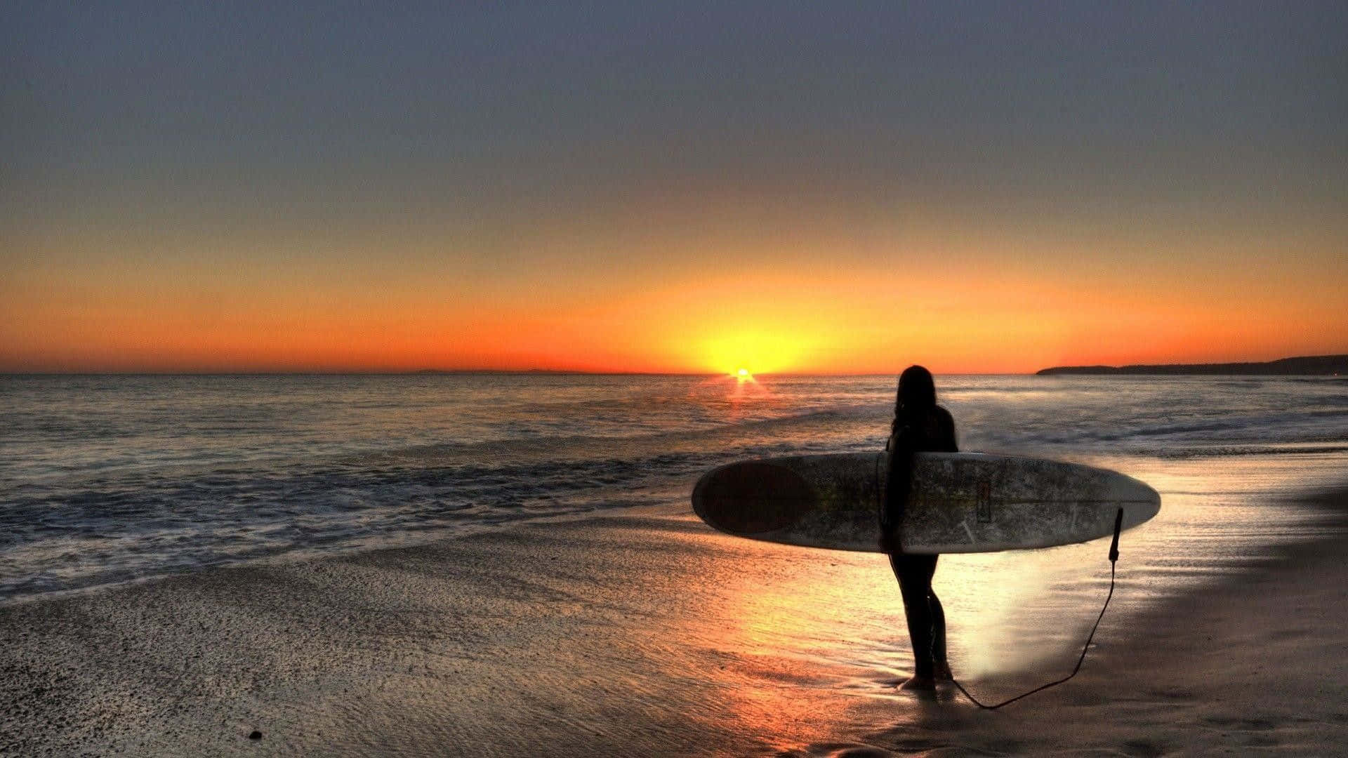 Bildeines Mädchens Beim Surfen Am Strand Zum Sonnenuntergang.