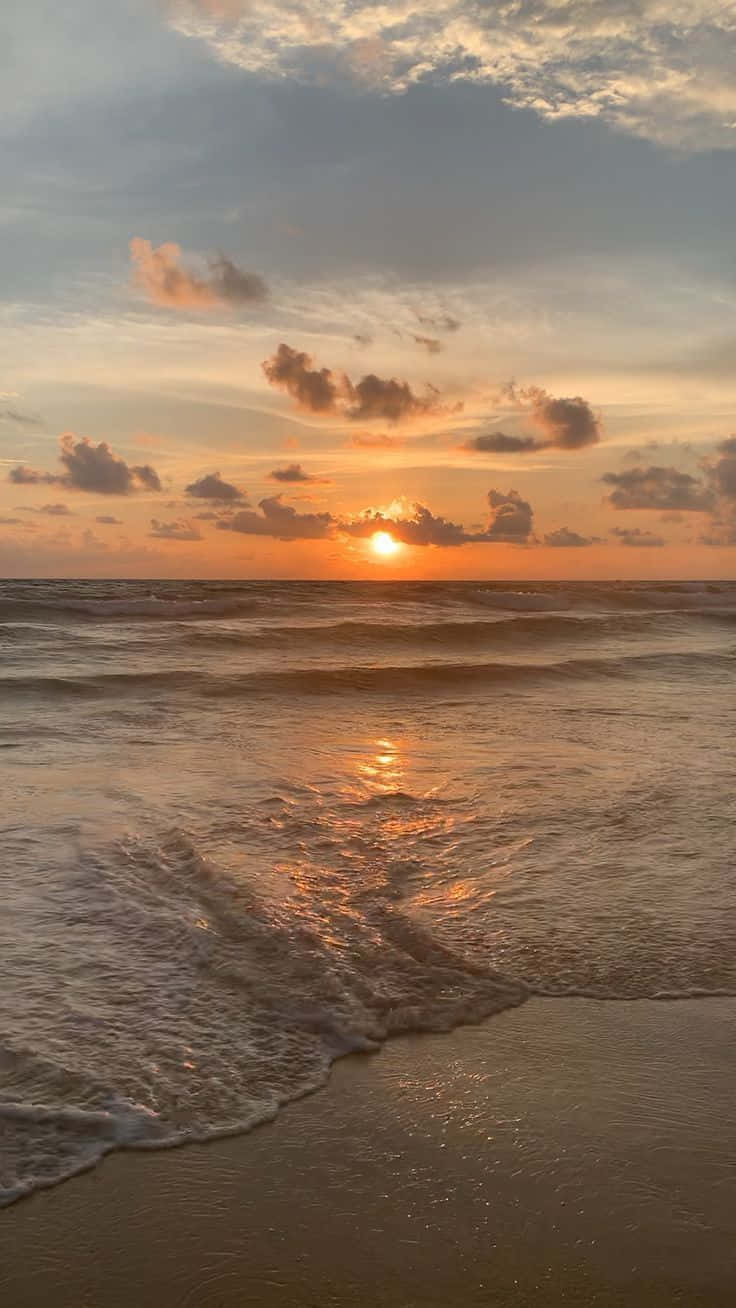Bildeines Sonnenuntergangs Am Strand Mit Klarem Himmel.