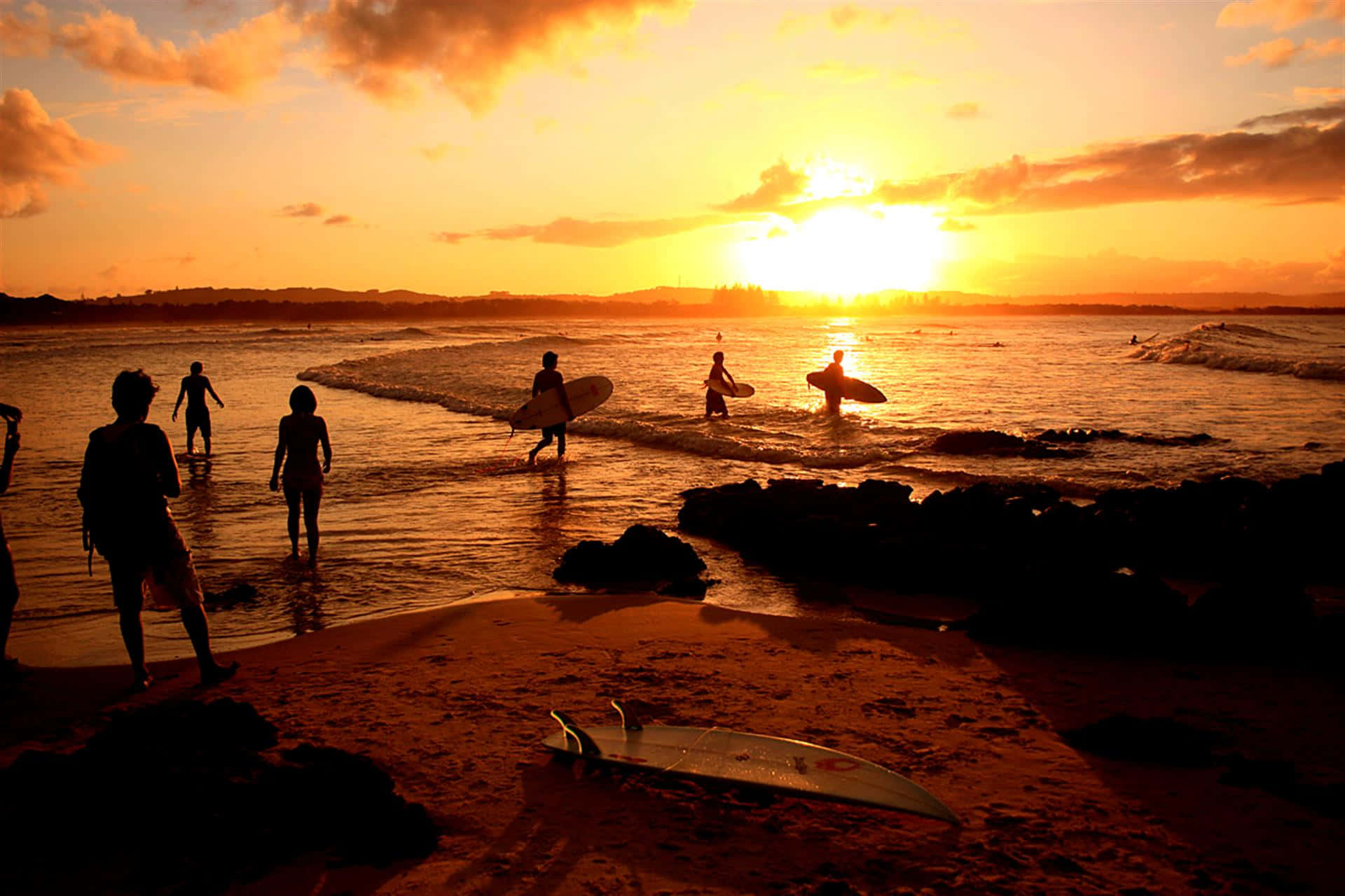 Immaginedel Gruppo Di Surfisti Sulla Spiaggia Al Tramonto