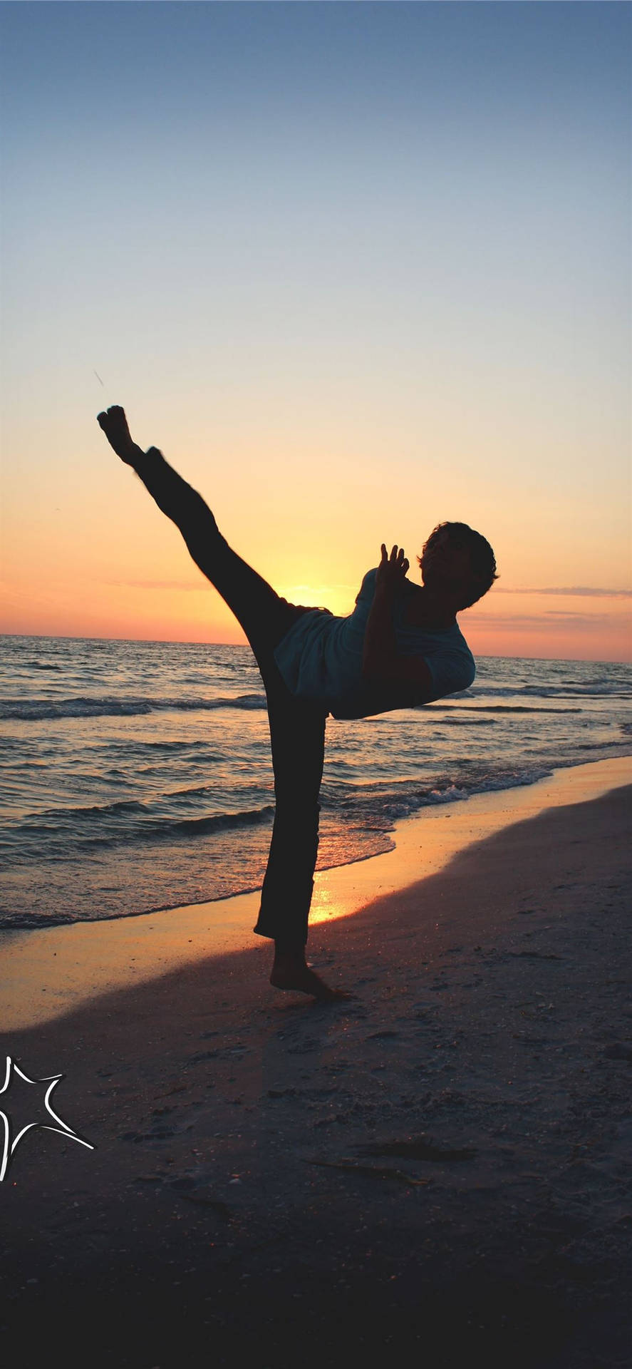 Siluetade Taekwondo En La Playa Al Atardecer Fondo de pantalla