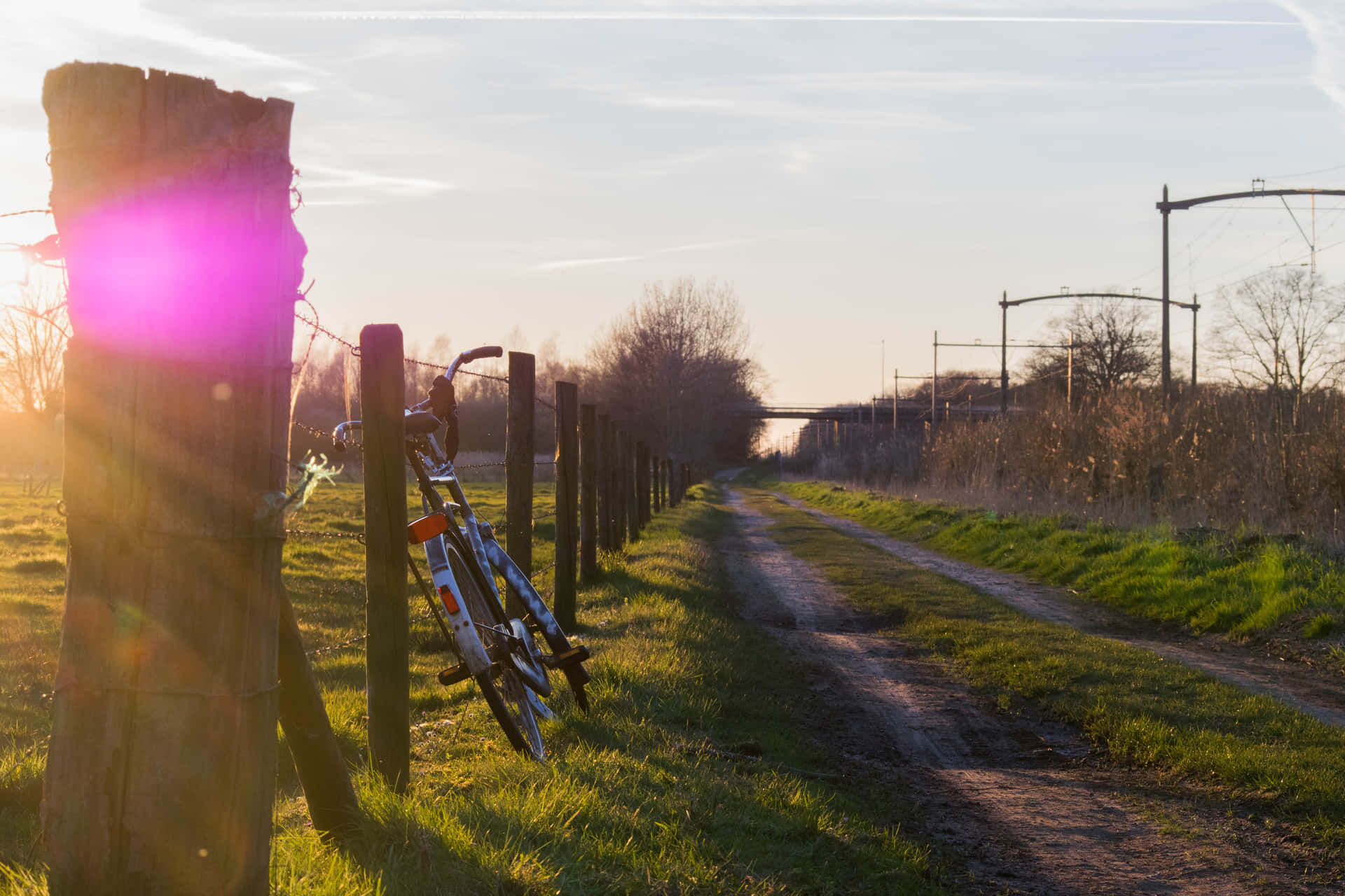 Repos De Vélo Au Coucher De Soleil Dans La Campagne De Tilburg Fond d'écran