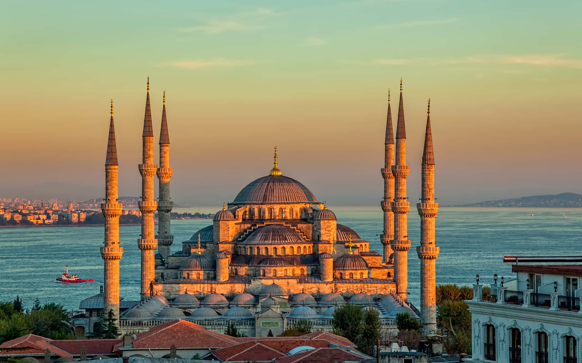Sonnenuntergangblaue Moschee Mit Ozean Wallpaper