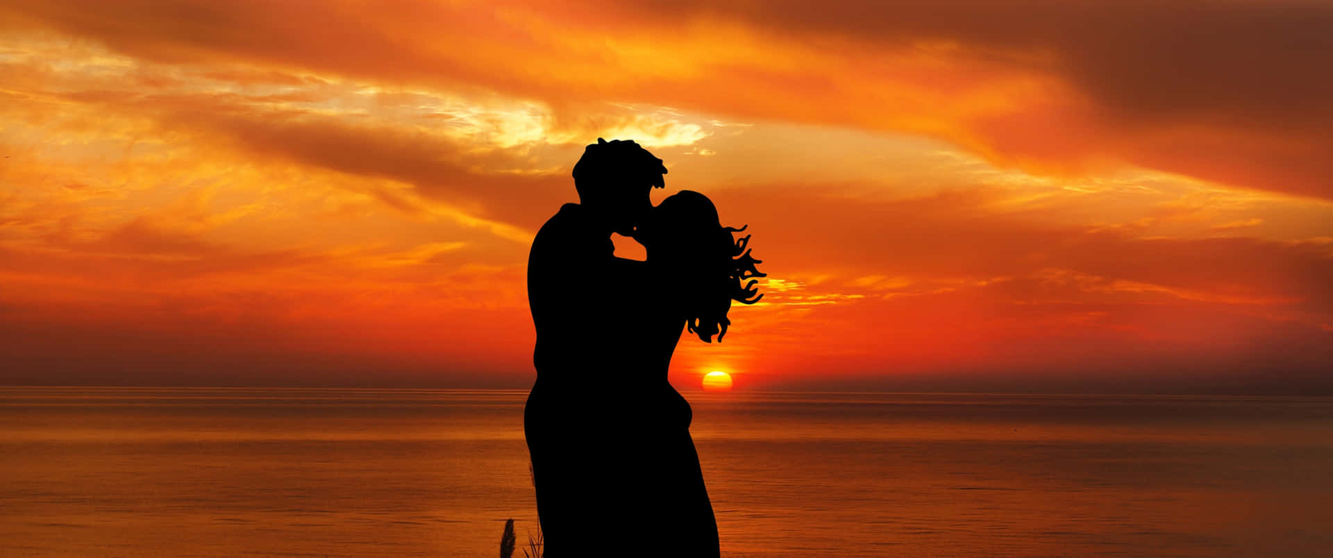 Sunset Couple Kiss Wallpaper
