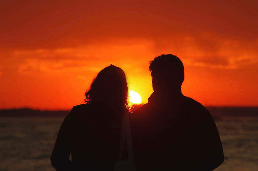 Enromantisk Solnedgång För Ett Kärleksfullt Par.