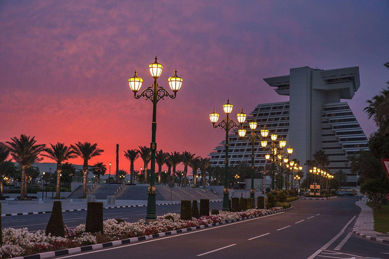 Sonnenuntergangin Den Gebäuden Von Doha Wallpaper