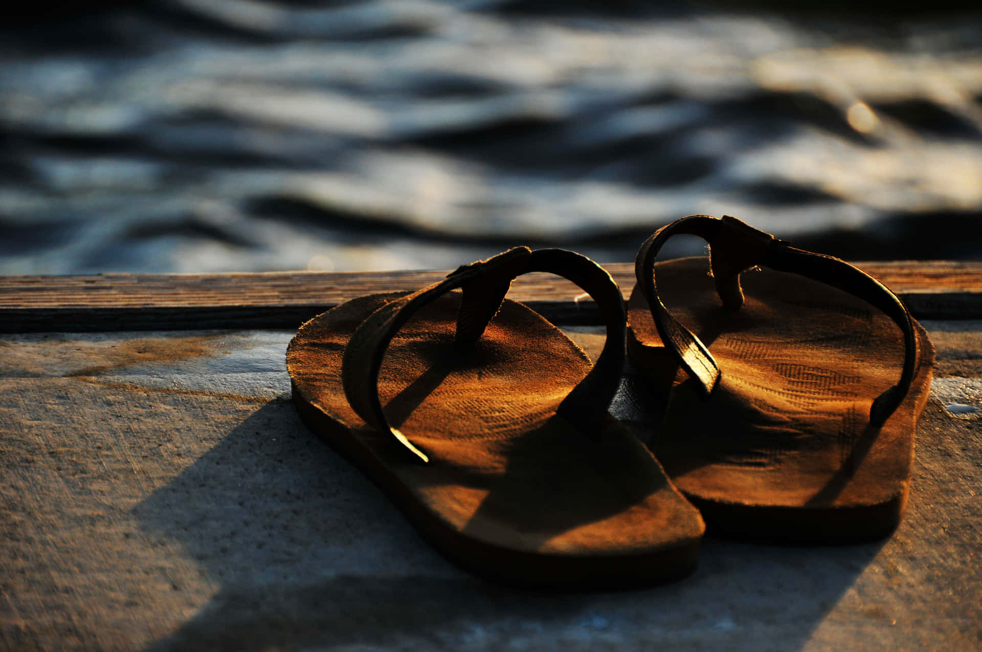 Zonsondergang Flip Flops Bij Water Achtergrond