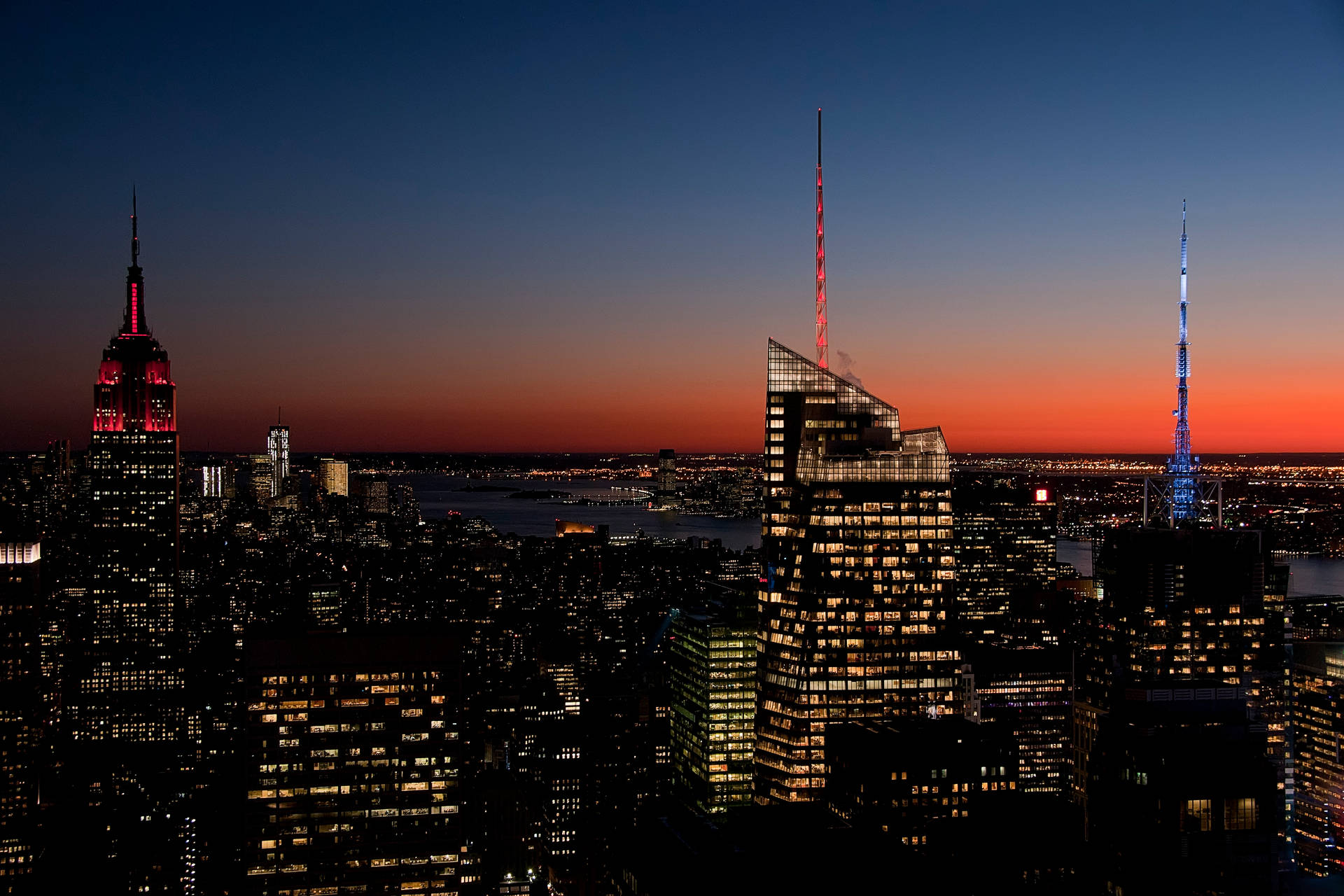 Sonnenuntergangam Horizont - Nächtlicher Blick Auf New York City Wallpaper