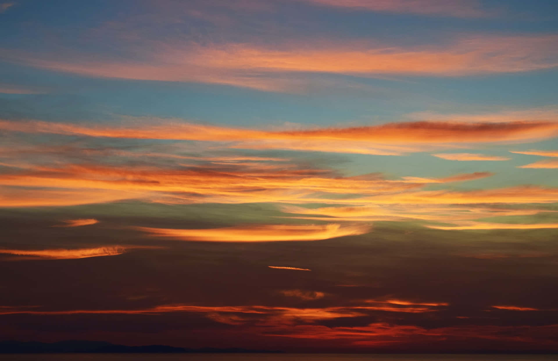 Mesmerizing Sunset Hues in the Sky Wallpaper