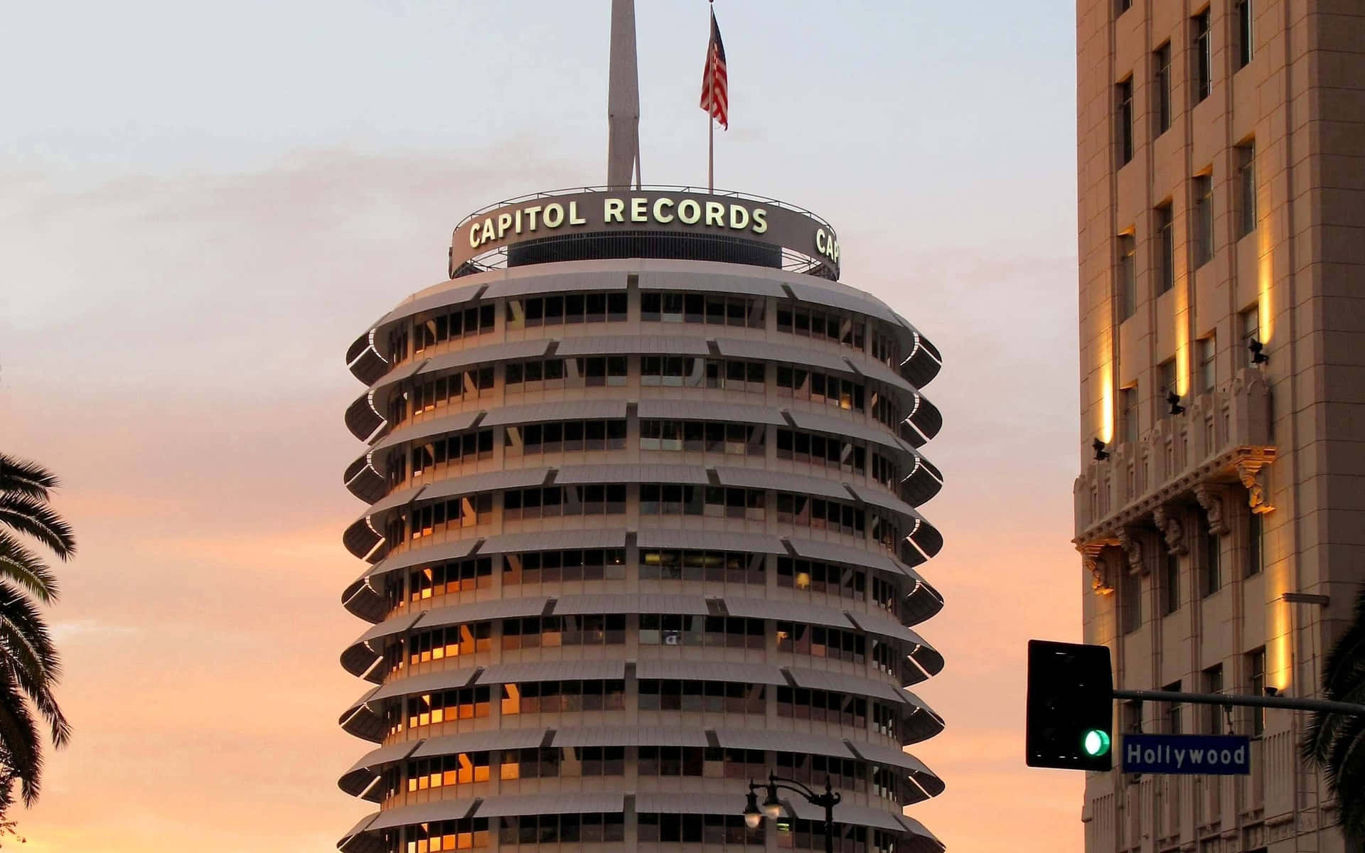 Atardeceren El Edificio De Capitol Records. Fondo de pantalla