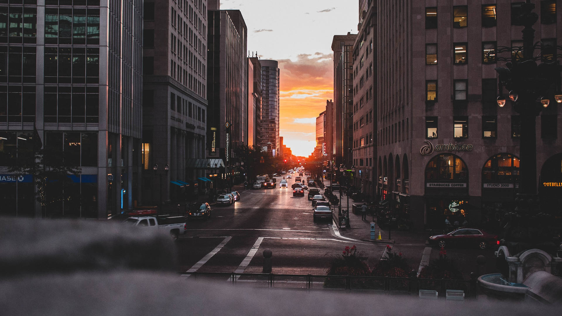 Sonnenuntergangin Der Straße Von Indianapolis Wallpaper