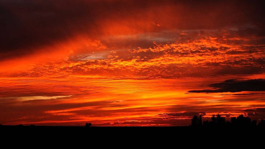 Solnedgang i Mongoliet skaber et smukt billede. Wallpaper