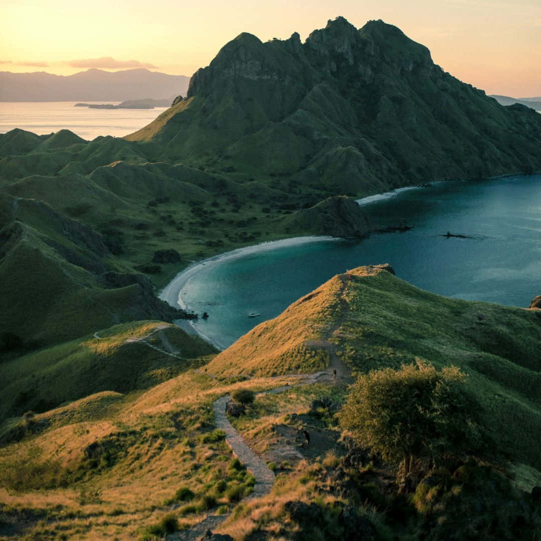 Atardeceren La Isla De Komodo En Indonesia Fondo de pantalla