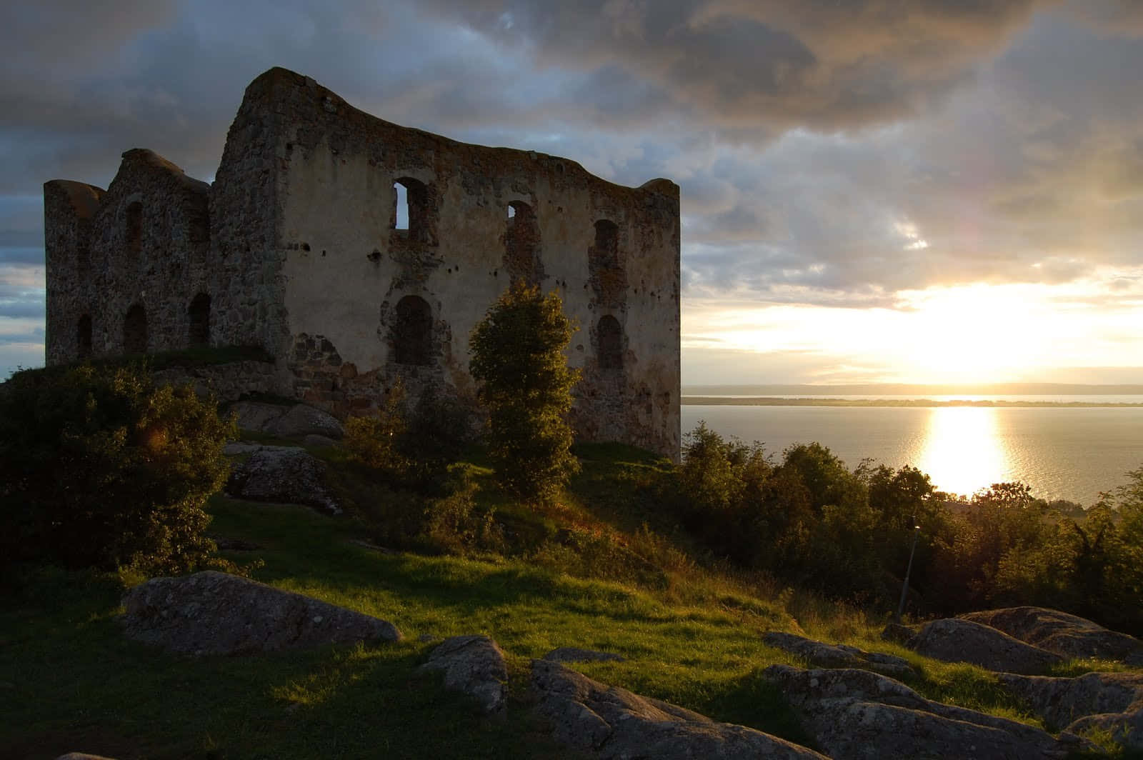 Coucher De Soleil Sur Des Ruines À Jonkoping, Suède Fond d'écran