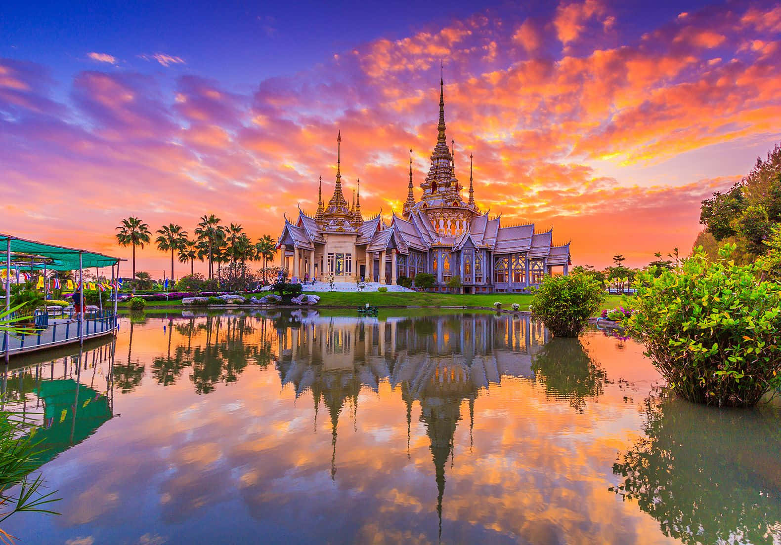 Sunset Reflections Thai Temple Wallpaper