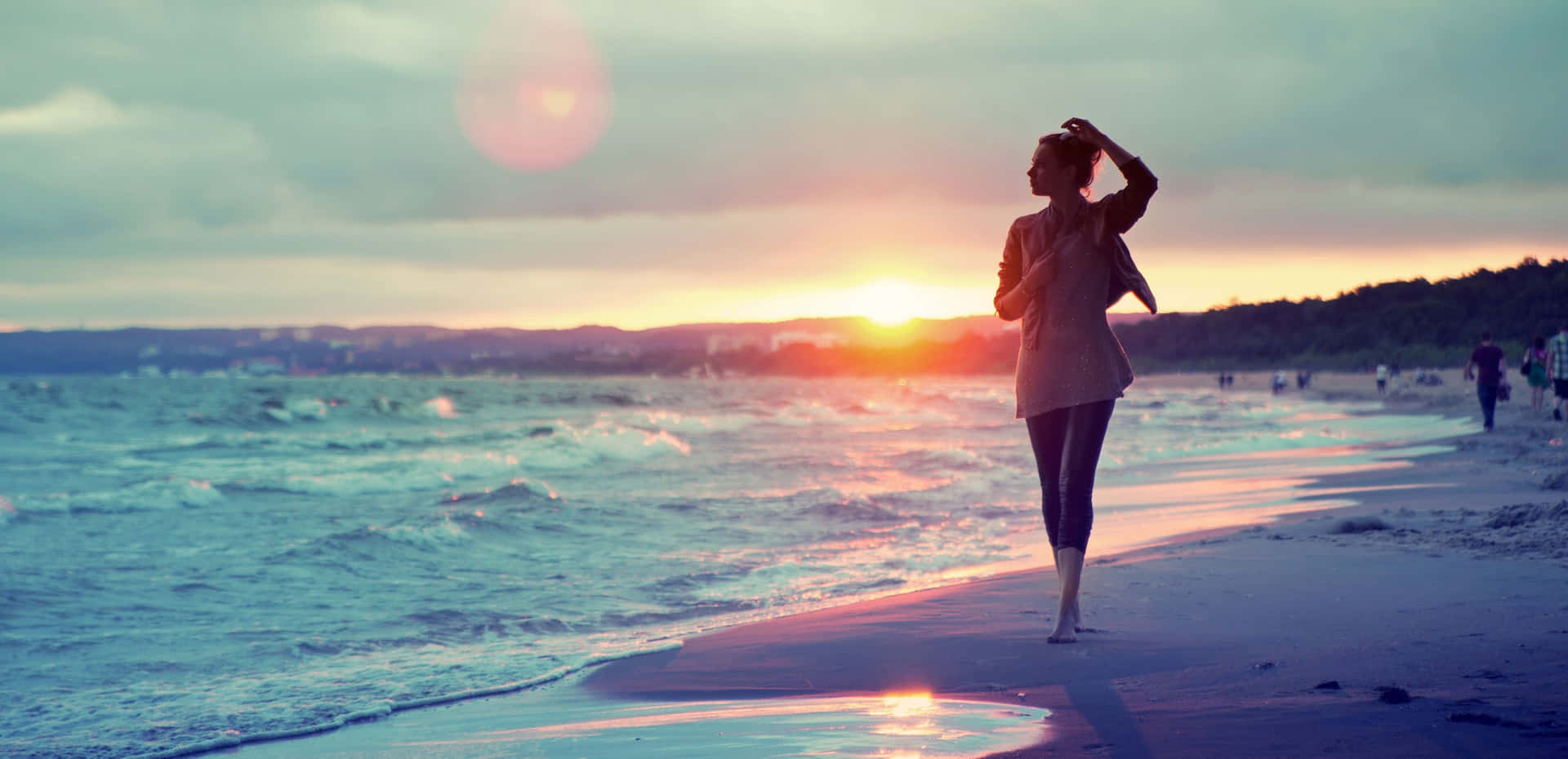 Sonnenuntergangsilhouette Eines Mädchens Am Strand Wallpaper