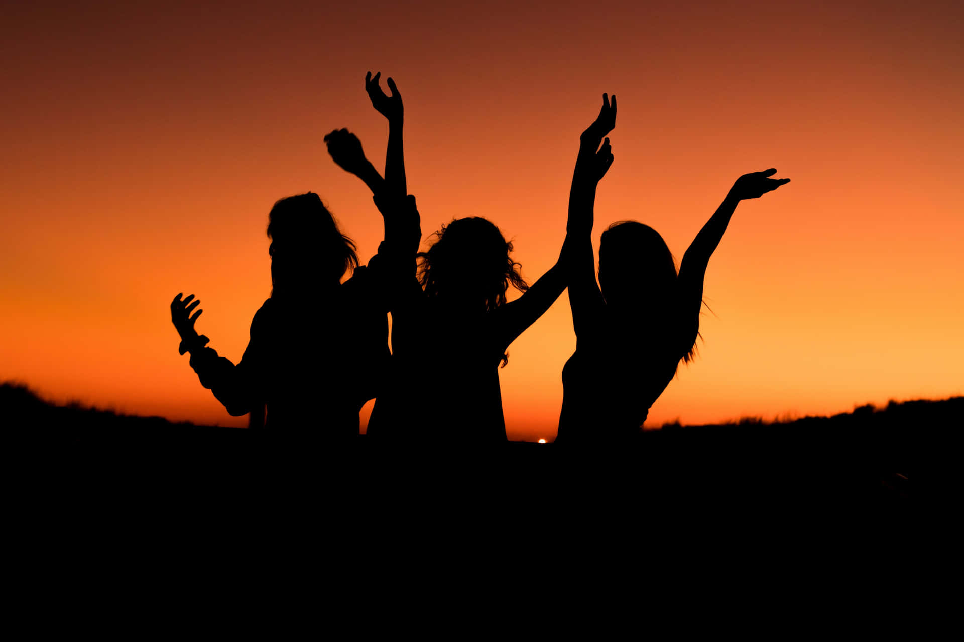 Silhouetteal Tramonto Di Un Gruppo Di Tre Donne Amiche Sfondo