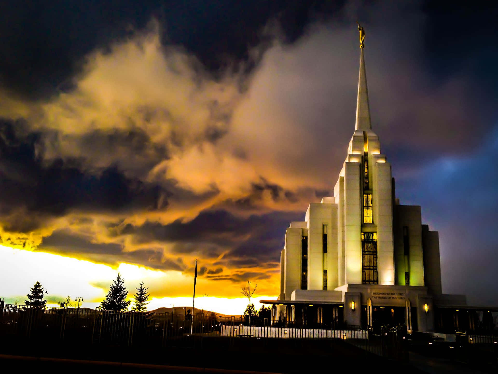 Sunset Sky At Rexburg Idaho Mormon Temple Wallpaper