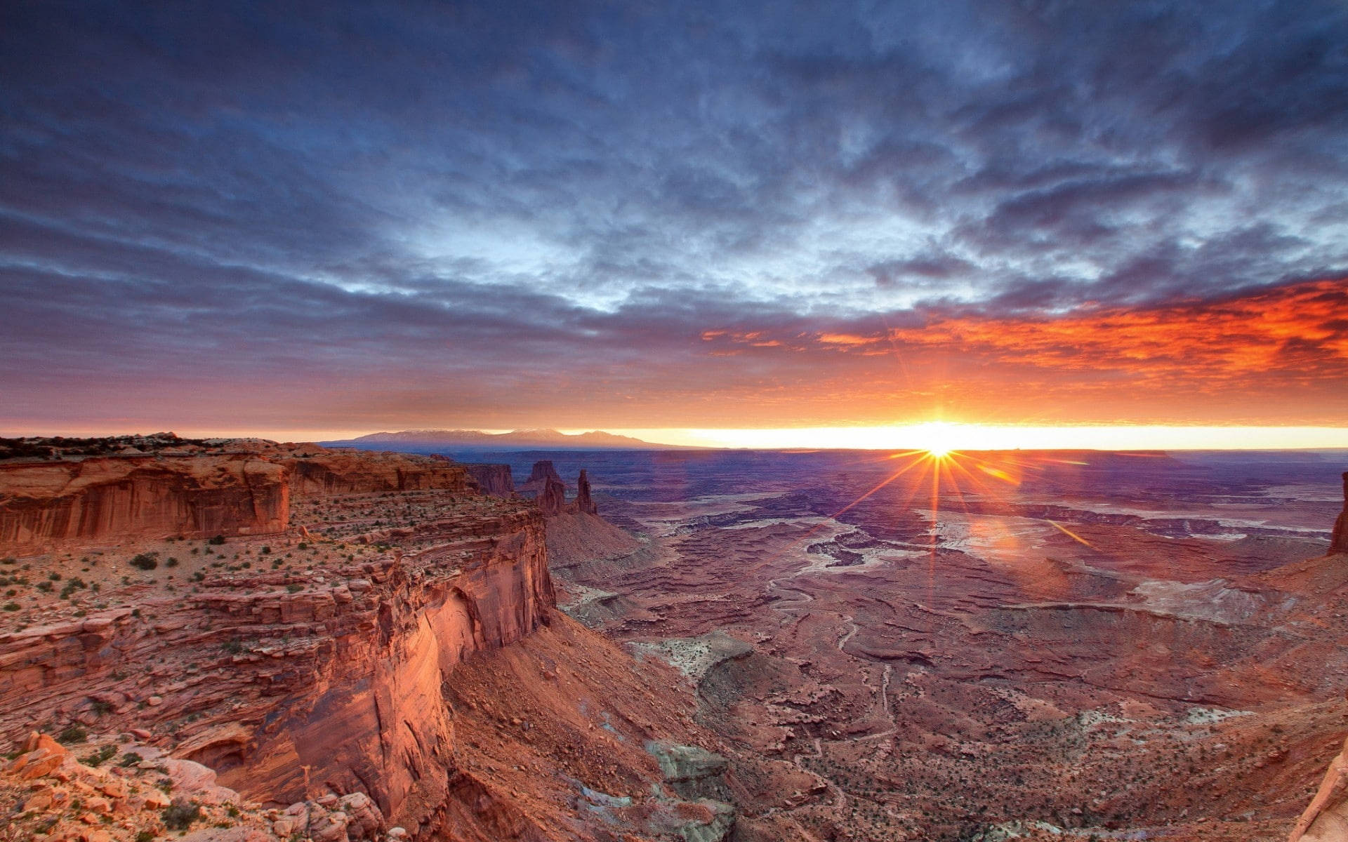 Sonnenuntergangam Himmel Im Canyonlands Nationalpark Wallpaper