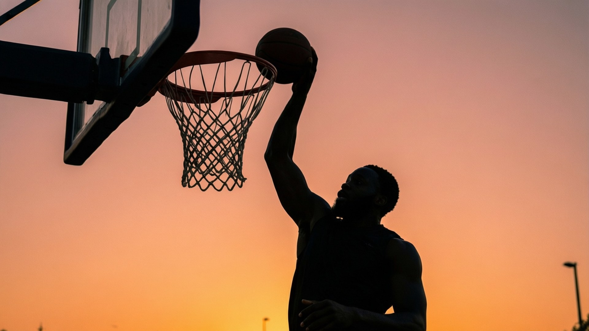Sunset Slam Papéis de Parede — Silhueta de Myles Turner enterrando ao pôr do sol
