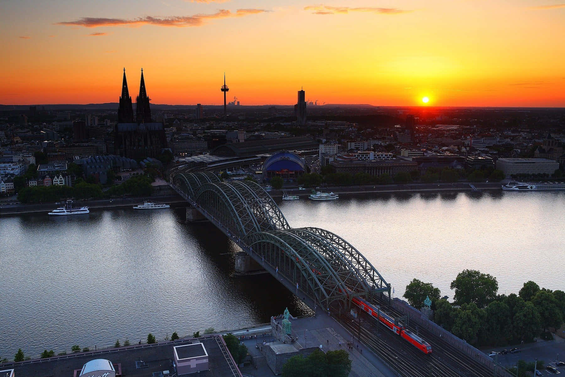 Solnedgångsvymed Kölns Katedraltorn Som Bakgrund. Wallpaper