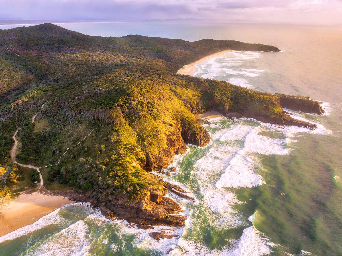 Majestic Sunshine Coast Waves Wallpaper
