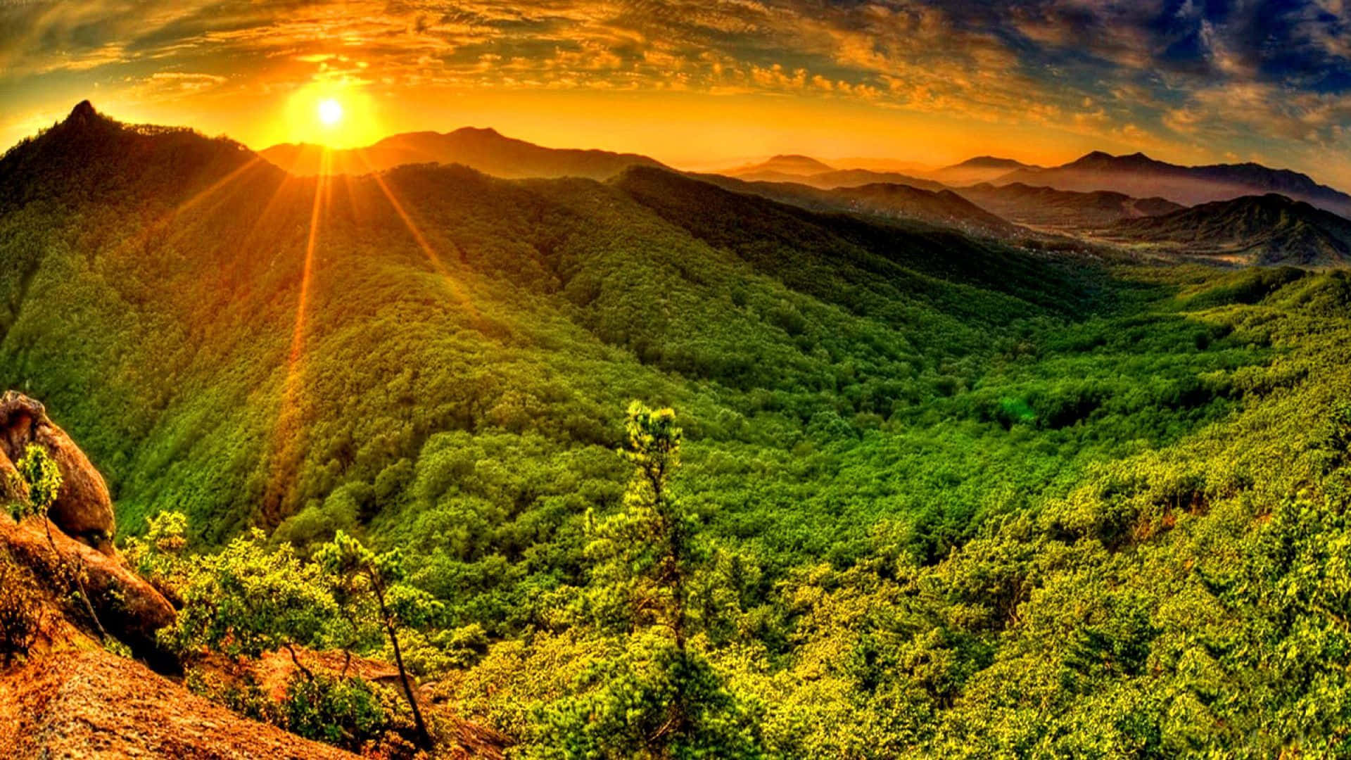 Imágenesde Montañas Verdes Bajo El Sol
